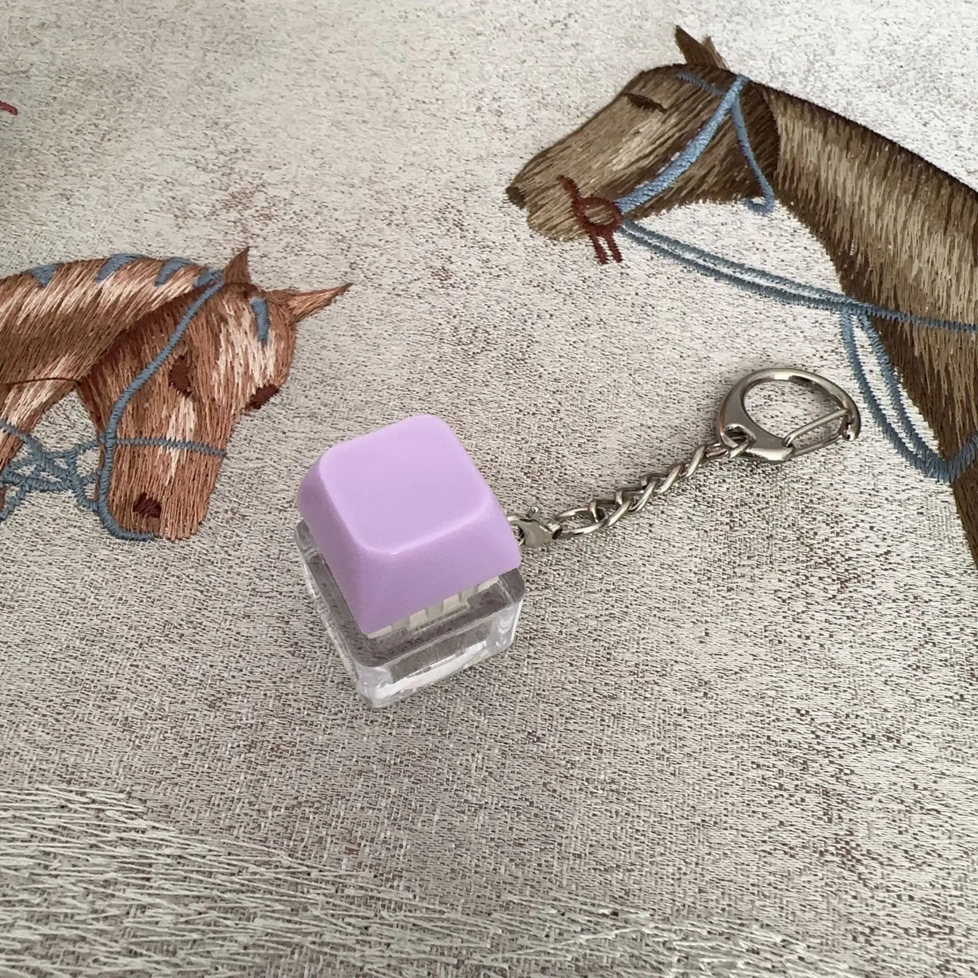 New Stress Anxiety Relief Keyboard Keychain Four Finger Button for Office Home Adults Kid Decompression Clicker Hot Gadget Gifts