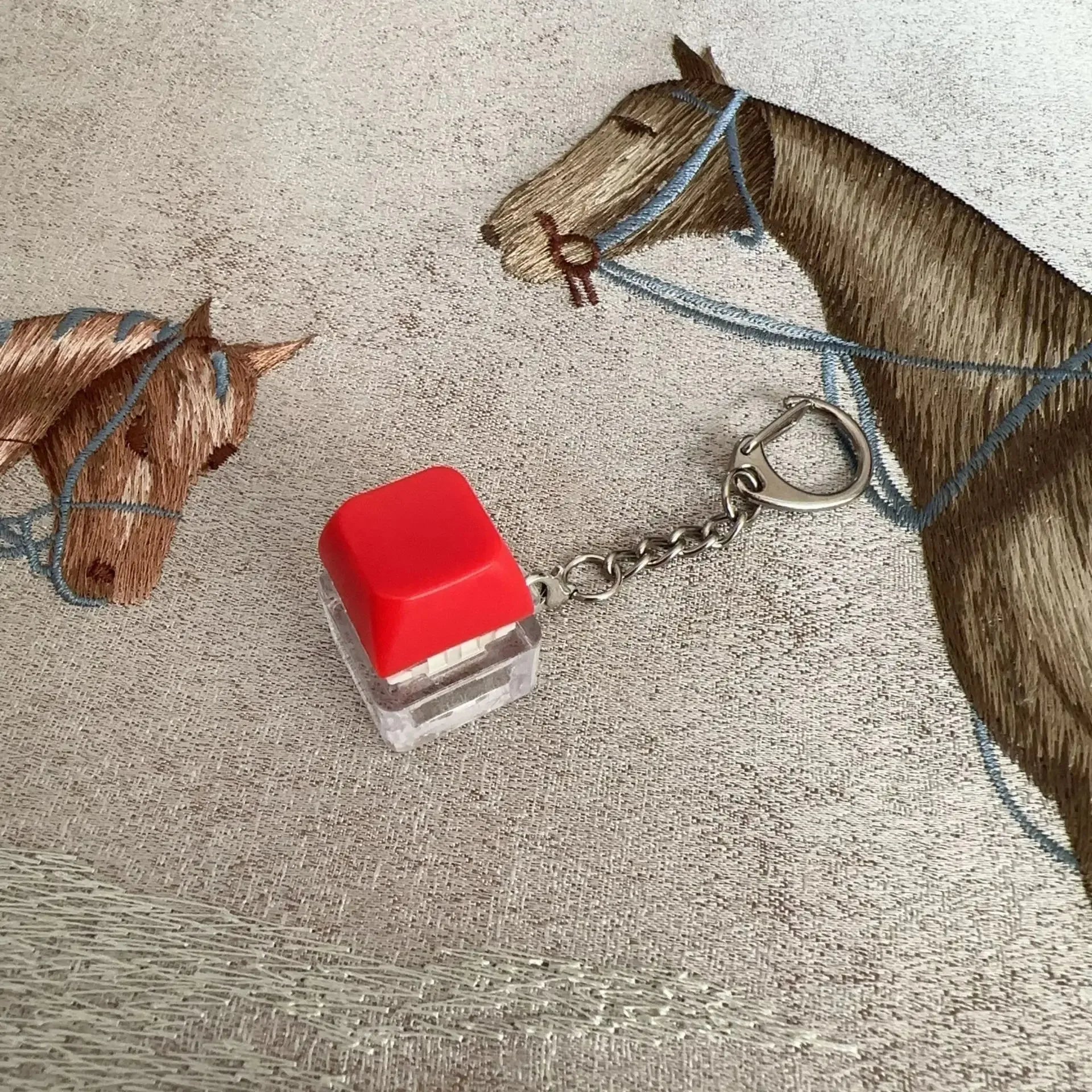 New Stress Anxiety Relief Keyboard Keychain Four Finger Button for Office Home Adults Kid Decompression Clicker Hot Gadget Gifts