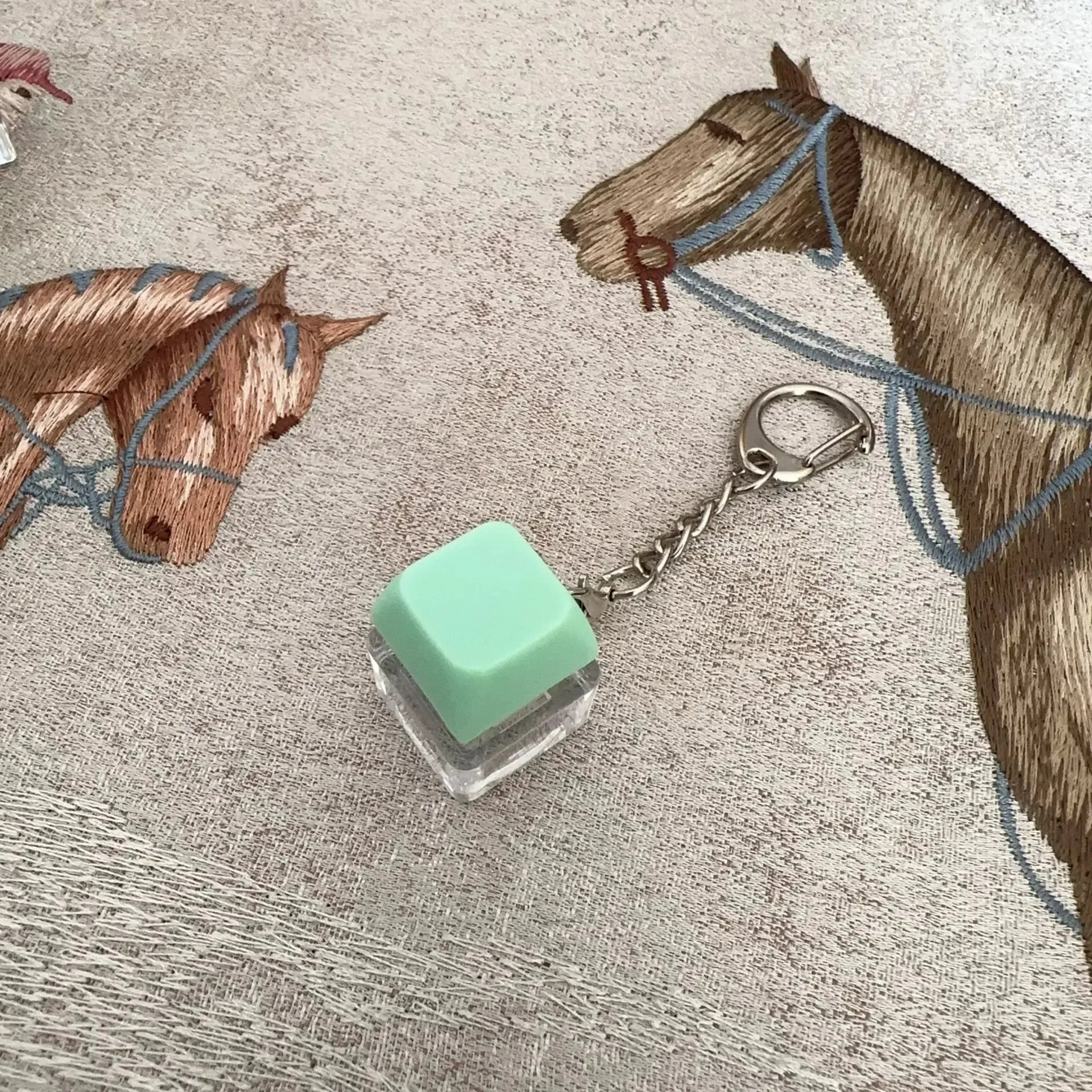 New Stress Anxiety Relief Keyboard Keychain Four Finger Button for Office Home Adults Kid Decompression Clicker Hot Gadget Gifts